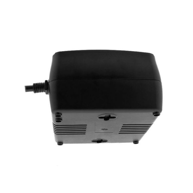 Forza Regulador Autómatico de Voltaje FVR-3001 3KVA 4 Tomas